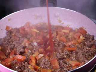 16、教你一个拌面的新吃法，口感爽滑劲道,加入2大勺的番茄酱（我这里刚好用完了，我加的是番茄沙司，有番茄酱或者意面特制的酱料都可以加呢），加入一小勺的盐一同翻炒。