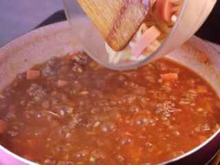 18、教你一个拌面的新吃法，口感爽滑劲道,开中火慢慢煮，煮至牛肉番茄酱汁变浓稠后即可将之前煮好的意面下锅。