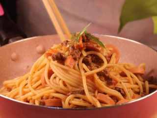 21、教你一个拌面的新吃法，口感爽滑劲道,将拌匀的意面出锅摆盘，最后撒上一些出彩做点缀。