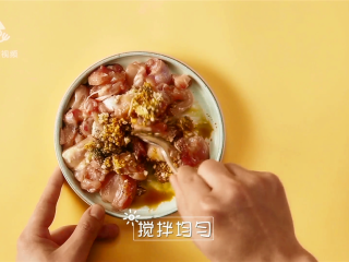 1、春游赏花便当,手残党也能轻松搞定,300g鸡块,加少许姜末、少许蒜末、3茶匙酱油、半茶匙白糖、半茶匙食盐、半茶匙黑胡椒碎,拌匀调味