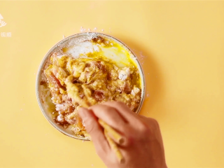 2、春游赏花便当,手残党也能轻松搞定,然后打1个鸡蛋,加2汤匙生粉、2汤匙面粉,拌匀