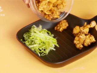 5、春游赏花便当,手残党也能轻松搞定,中小火炸至金黄,捞出备用