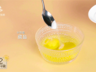 6、春游赏花便当,手残党也能轻松搞定,打2个鸡蛋,加半茶匙食盐