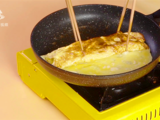 15、春游赏花便当,手残党也能轻松搞定,如法炮制,倒入第三碗蛋液;最后,蛋卷切段。