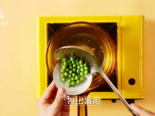 17、春游赏花便当,手残党也能轻松搞定,少许青豆入沸水,焯熟,备用;