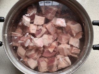 1、萝卜牛腩煲,牛腩多泡泡血水