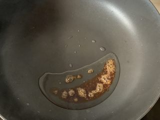 4、萝卜牛腩煲,热锅凉油,放几颗冰糖炒一下糖色