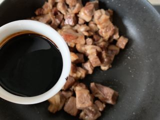 5、萝卜牛腩煲,放入牛腩翻炒,加老抽、生抽、蚝油