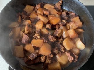 9、萝卜牛腩煲,继续慢炖四五十分钟,至萝卜软烂入味