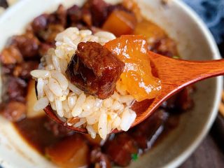 13、萝卜牛腩煲,汤汁拌米饭真的超赞!