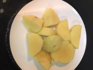 4、超满足便当（5）,土豆切块上锅蒸