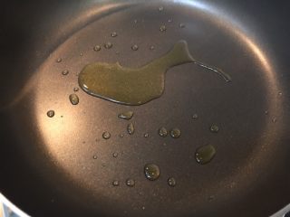 16、超满足便当（5）,锅内放少许油 我放的是橄榄油