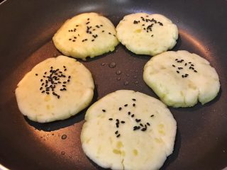 17、超满足便当（5）,把饼下锅煎