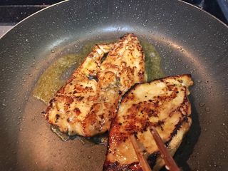 22、超满足便当（5）,翻面煎一煎为了把油摊开一点转了好久 结果油太热了 把肉都煎黑了