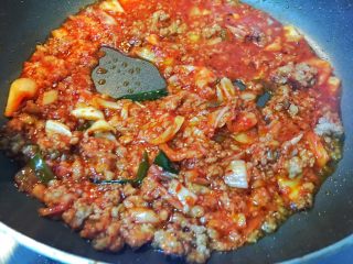 24、超满足便当（5）,泡菜拿料理剪 煎小 因为有泡菜汁所以不好切 锅内放油把泡菜肉末倒下翻炒均匀