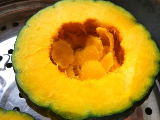 3、创意南瓜米饭煎蛋饼,蒸到熟透