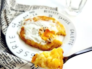 13、创意南瓜米饭煎蛋饼,鸡蛋煎至八成熟，蛋清基本凝固，蛋黄的芯儿还有少许流动的时候最好吃。