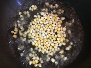 2、百变鸡蛋+蛋包饭,锅中倒入适量清水烧开,将玉米粒倒入锅中焯熟后,捞出沥干水分备用。