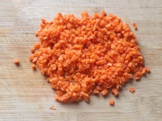 4、百变鸡蛋+蛋包饭,胡萝卜切丁备用。