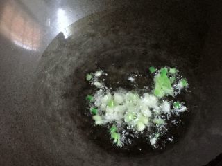 6、百变鸡蛋+蛋包饭,热锅倒入适量油,下入葱白炒香。