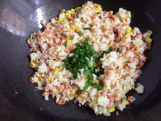 11、百变鸡蛋+蛋包饭,加入葱花。