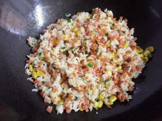 12、百变鸡蛋+蛋包饭,翻炒均匀,美味的炒饭就完成了,接下来开始做蛋皮啦。