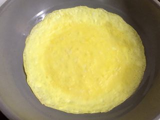 14、百变鸡蛋+蛋包饭,取一不粘平底锅,上火加热刷一层薄薄的油,中小火,然后倒入鸡蛋液,转动煎锅,使蛋液流动均匀铺满整个锅底成圆饼状,慢慢煎至凝固。