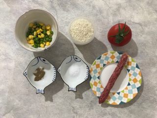 1、抖音网红菜谱-五彩西红柿焖饭,首先我们准备好所有食材