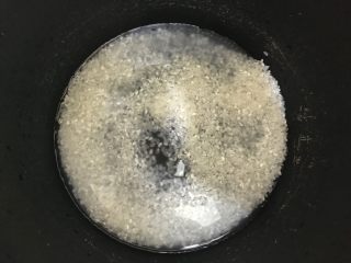 2、抖音网红菜谱-五彩西红柿焖饭,大米淘洗干净，加入适量清水，比平时煮饭的水要稍微少一点点