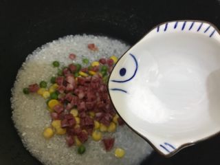 5、抖音网红菜谱-五彩西红柿焖饭,加入适量细盐