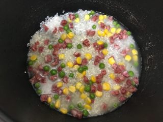 7、抖音网红菜谱-五彩西红柿焖饭,用筷子搅拌均匀