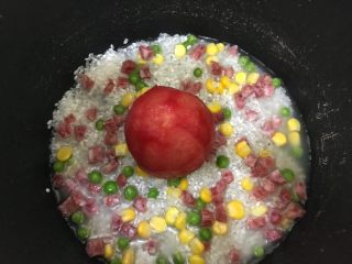 8、抖音网红菜谱-五彩西红柿焖饭,西红柿去皮洗净，放入中间位置