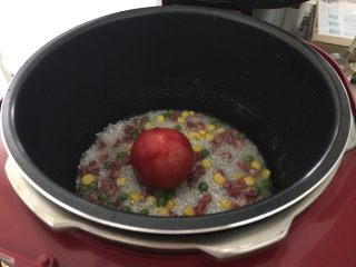 9、抖音网红菜谱-五彩西红柿焖饭,将内胆放入电饭煲