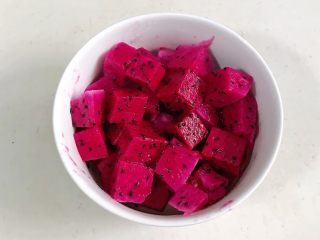 2、火龙果馒头,火龙果去皮切块。