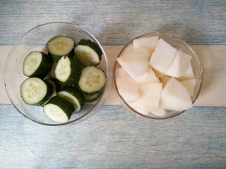 2、青瓜蜂蜜梨子汁,青瓜，梨洗净切块