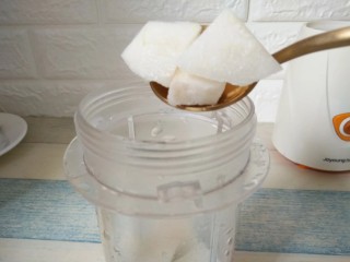 4、青瓜蜂蜜梨子汁,梨也一同放入