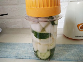 6、青瓜蜂蜜梨子汁,盖上盖子