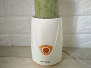 7、青瓜蜂蜜梨子汁,套入机身，按开始搅拌几秒钟的时间即可