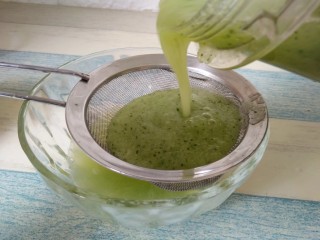 8、青瓜蜂蜜梨子汁,倒入过滤一下
