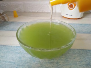 9、青瓜蜂蜜梨子汁,加适量的蜂蜜搅拌均匀，就可以品尝了