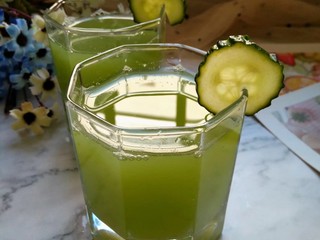 10、青瓜蜂蜜梨子汁,可放冰箱冰镇一下口感更佳
