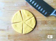 4、【向日葵面点】,用刀在圆形外缘先分成五等份。