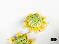 8、【向日葵面点】,纵横交错排在白色面团上，形成网格状，点缀黑芝麻进行二次发酵。