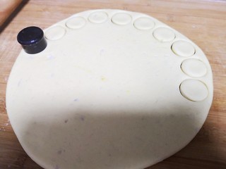 12、山药鸡蛋饼,压成小饼。