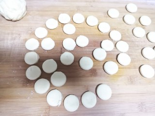 13、山药鸡蛋饼,盖保鲜膜醒发10分钟。我忘记拍保鲜膜了。