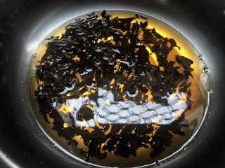 3、奶茶,红茶倒入以后煮5分钟，煮好关火盖上盖子浸泡10分钟，让红茶的味道完全浸泡出来。