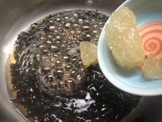 4、奶茶,浸泡好以后，开火再次把水煮开，倒入冰糖，小火煮至冰糖完全融化。