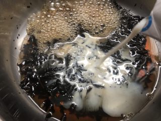 5、奶茶,倒入纯牛奶继续煮开。（这里要注意，煮的时候不要盖盖子，盖盖子水很容易溢出来）