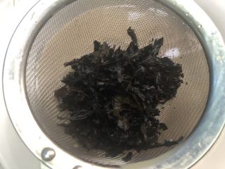 7、奶茶,奶茶煮好以后，用漏勺把茶叶过滤一下，把奶茶过滤到壶里。