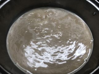 8、奶茶,这时候可以直接倒到杯子里喝了，如果喜欢喝热一点的，可以重新倒到锅里煮开。